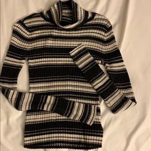 AE striped turtle neck. In excellent condition.